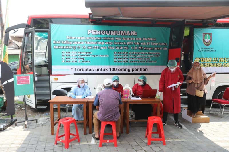 Cara Pemkot Solo melakukan percepatan vaksinasi menggunakan layanan bus keliling. (Foto: nyatanya.com/Humas Jateng)