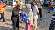 Bupati Semarang Ngesti Nugraha menyerahkan paket bantuan kepada warga terdampak PPKM Darurat. (Foto:nyatanya.com/Diskominfo Semarang)
