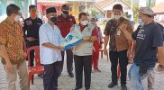 Bupati Semarang Ngesti Nugraha menyerahkan bantuan sembako kepada warga Banyubiru yang isoman. (Foto:nyatanya.com/Diskominfo Kab Semarang)