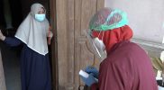Bidan Sri Susilowati sedang memeriksa dan memberikan bantuan terhadap pasien Covid-19 tanpa gejala yang lakukan isoman di Dukuh Jlegong, Desa Banyuurip, Kecamatan Klego. (Foto:nyatanya.com/Diskominfo Boyolali)