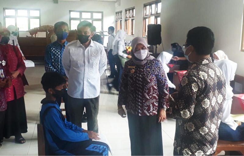 
Bupati Sleman bersama Kabinda DIY melihat langsung vaksinasi di SMP N 4 Pakem (Foto: nyatanya.com/ahmad zain)