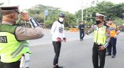 Ganjar Pranowo berdialog petugas polisi saat bersepeda memantau mobilitas warganya. (Foto:nyatanya.com/Humas Jateng)