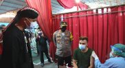 Ganjar Pranowo melihat pelaksanaan vaksinasi massal di GOR Tenis Indor dr Soetomo Cilacap. (Foto:nyatanya.com/Humas Jateng)