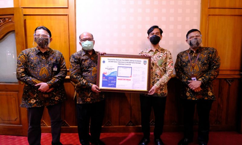 Walikota Surakarta Gibran Rakabuming secara simbolis menerima bantuan katu vaksin dari Sub BMPD Jateng-Solo. (Foto:nyatanya.com/Humas Pemkot Surakarta)