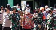 Panglima TNI Marsekal Hadi Tjahjanto saat mengunjungi Tempat Isolasi Terpusat Asrama Haji Donohudan. (Foto:nyatanya.com/Diskominfo Surakarta)