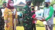 Relawan pemakaman Covid-19 Sukoharjo menerima bantuan beras dari pemerintah melalui Kodim 0726/Sukoharjo. (Foto: Humas Kab.Sukoharjo)