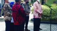 Gubernur DIY Sri Sultan Hamengku Buwono X memberikan keterangan pers usai gelar rapat tertutup terkait PPKM Darurat. (Foto: nyatanya.com/Prastyawan)