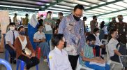 Wakil Walikota Yogyakarta Heroe Poerwadi meninjau pelaksanaan vaksinasi pada anak. (Foto:nyatanya.com/Humas Pemkot Yogya)