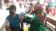 Vaksinasi Covid-19 bagi para pedagang di Pasar Borobudur. (Foto:nyatanya.com/Diskominfo Magelang)