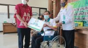 Baznas Kabupaten Semarang menyalurkan bantuan kursi roda kepada Sadali, warga Dusun Ngasem Desa Jetis, Bandungan. (Foto: Diskominfo Kab Semarang)
