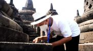 Petugas Balai Konservasi Borobudur meneliti abu vulkanik Merapi. (Foto: Humas/beritamagelang)