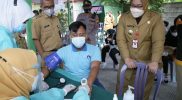 Bupati Sragen, Kusdinar Untung Yuni Sukowati saat memantau jalannya vaksinasi. (Foto: Diskominfo Sragen)