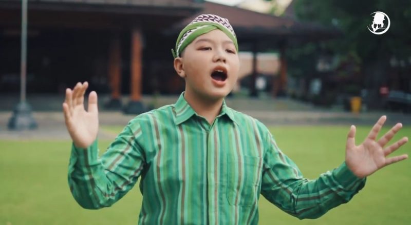 Rafael Putra Robert dengan lagu barunya 'Damai Indonesiaku' ciptaan Anton Obama. (Foto: YouTube PT Aoma Record Indonesia)