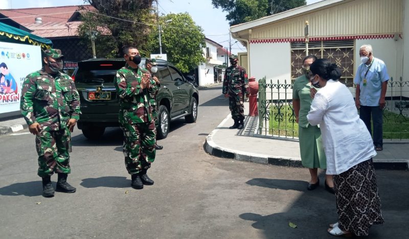 Danrem Pamungkas tiba di Ndalem Kadipaten Pakualaman untuk melihat pelaksanaan vaksinasi. (Foto: dokumentasi Kodim Yogya)