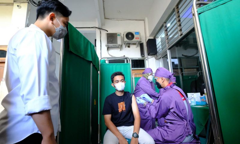 Walikota Surakarta, Gibran Rakabuming, meninjau pelaksanaan Vaksinasi dosis 2 di Balai Muhammadiyah Kota Surakarta. (Foto: Humas Pemkot Surakarta)