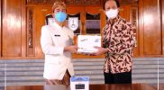 Gibran Rakabuming Raka menerima bantuan ventilator oksigen produk asli Indonesia dari PT Layani NahdlatulUlama yang dirancang Institut Teknologi Bandung. (Foto: Humas Pemkot Surakarta)