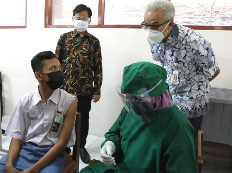 Ganjar Pranowo, saat memantau vaksinasi pelajar di SMAN3 Surakarta. (Foto: Humas Jateng)