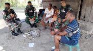 Anggota Pos Waris Satgas Pamtas RI-PNG Yonif Mekanis 512/QY melaksanakan anjangsana dengan masyarakat perbatasan di Kampung Banda, Distrik Waris, Kabupaten Keerom Papua. (Foto:dokumentasi Yonif Mekanis 512/QY)