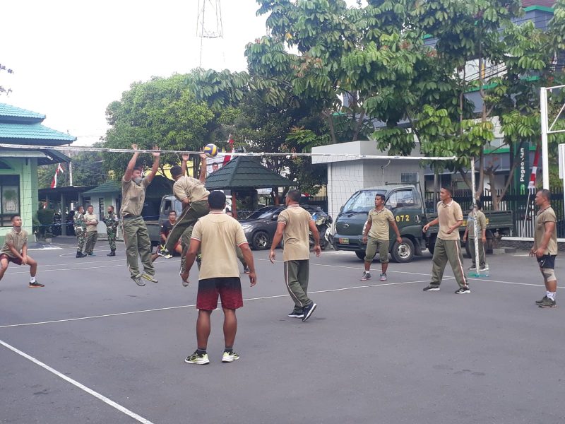 Prajurit Korem 072/Pamungkas melaksanakan olahraga bola voli di lapangan apel satuan setempat.  (Foto : zainuri arifin)  