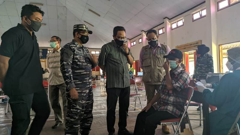 Wakil Walikota Yogya Heroe Poerwadi meninjau pelaksanaan vaksinasi yang diadakan oleh Pangkalan TNI Angkatan Laut (Lanal) Yogyakarta bersama Kelurahan Terban