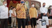 Menteri Airlangga Hartarto secara simbolis menyerahkan bantuan penanganan Covid-19 kepada Wali Kota Surakarta Gibran Rakabuming Raka di Rumah Dinas Loji Gandrung. (Foto:Humas Pemkot Surakarta)
