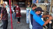 Bupati Sukoharjo Hj Etik Suryani SE MM memantau pelaksanaan baksos pengisian oksigen gratis untuk masyarakat. (Foto: Humas Kabupaten Sukoharjo)