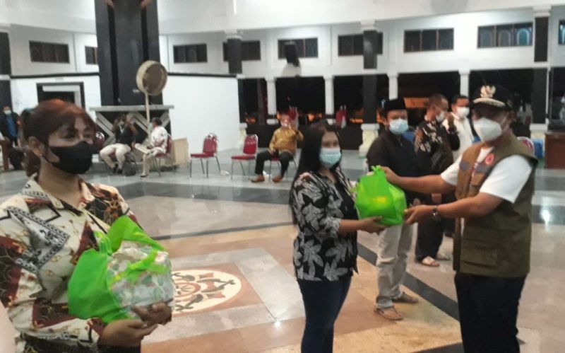 Pegiat seni di Pemalang mendapat bansos dari Pemerintah Kabupaten. (Foto: Diskominfo Pemalang)