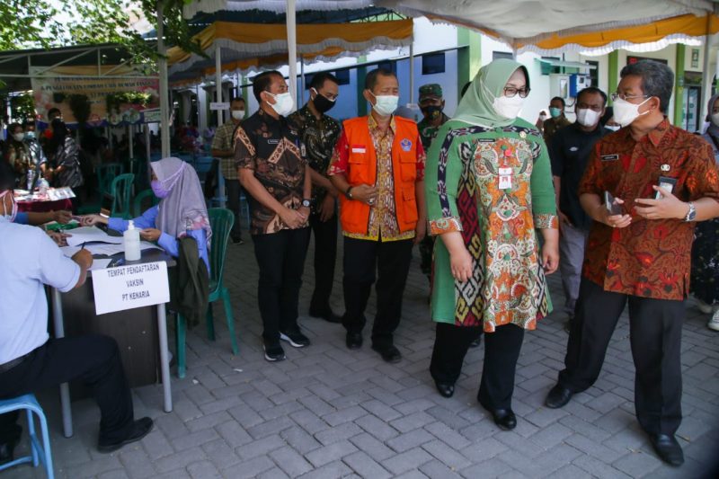Bupati Sragen, Kusdinar Untung Yuni Sukowati saat melakukan pantauan vaksinasi bagi pekerja di Puskesmas Sidoharjo. (Foto: Diskominfo Kab Sragen)