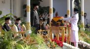 Sri Sultan saat bertindak sebagai Inspektur Upacara Peringatan Detik-detik Proklamasi Kemerdekaan ke-76 RI di Istana Kepresidenan Yogyakarta. (Foto: Humas Pemda DIY)