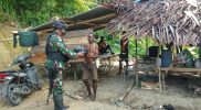 Prajurit Yonif 512/QY bagikan paket sembako kepada warga perbatasan Papua-PNG. (Foto: dokumen penerangan Yon 512/QY)