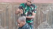Prajurit Yon 403/WP sedang mencukur rambut pemuda Papua. (Foto: Penerangaan Yon 403/WP)
