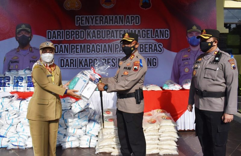 Bantuan APD dari BPBD Kabupaten Magelang disalurkan melalui perwakilan jajaran Polsek. (Foto: Humas/beritamagelang)
