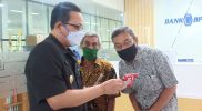 Heroe saat menyerahkan bantuan ASLUM secara simbolis di Bank BPD DIY di Mal Pelayanan Publik Balai Kota Yogyakarta, Senin (20/9/2021). (Foto:Humas Pemkot Yogya)