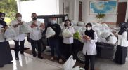 ASN di Sekretariat Daerah (Setda) dan Bappeda Litbangda antusias membeli paket sayuran dari petani. (Foto: Humas/beritamagelang)