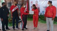 Bupati Semarang Ngesti Nugraha melepas atlet dan pelatih yang akan memperkuat kontingen Jawa Tengah di Pekan Olahraga Nasional (PON) XX 2021 di Papua ditandai dengan penyerahan uang saku. (Foto: Diskominfo Kab Semarang)