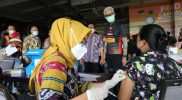 Ganjar Pranowo meninjau sentra vaksinasi yang digelar oleh Paguyuban Pedagang Mi dan Bakso (Papmiso) Indonesia di Mal Tentrem Semarang. (Foto: Humas Jateng)