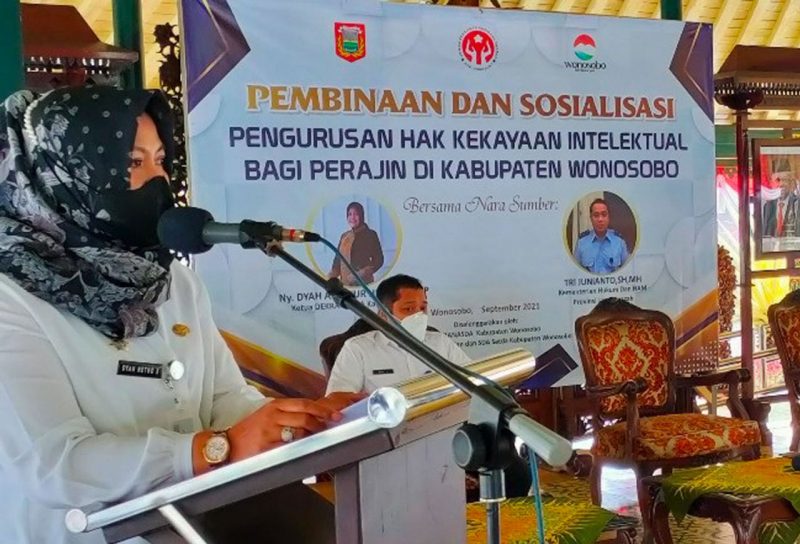 Ketua Dekranasda Wonosobo, Dyah Afif Nurhidayat, menjelaskan, hak kekayaan intelektual. (Foto: Diskominfo Wonosobo)