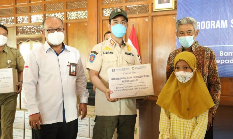 Bantuan secara simbolis diserahkan kepada Wali Kota Surakarta, Gibran Rakabuming kepada warga masyarakat terdampak Covid-19. (Foto: Humas Pemkot Surakarta)