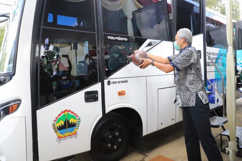 Ganjar Pranowo meluncurkan bus vaksin milik Dinkes Jateng di Desa Karangrejo, Kecamatan Borobudur, Magelang. (Foto: Humas Jateng)