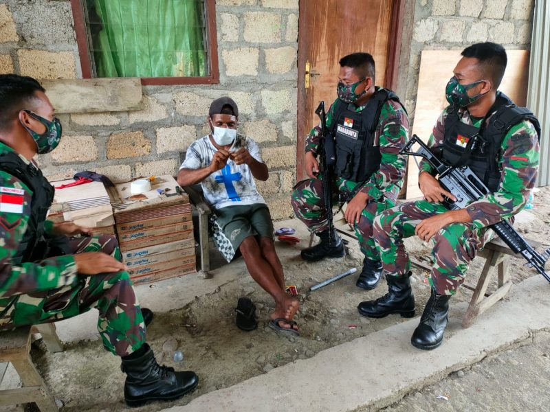 Prajurit Satgas Yonmek 512/QY bercengkrama bersama warga di perbatasan Papua-PNG.  (Foto: Penerangan Yon 512/QY)