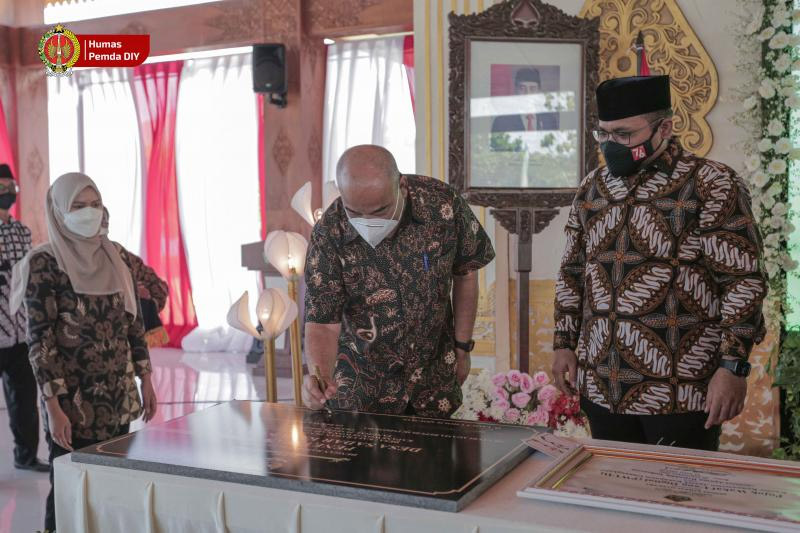 Wakil Gubernur DIY KGPAA Paku Alam X bersama Menteri Agama Yaqut Cholil Qoumas pada pencanangan Desa Kerukunan. (Foto: Humas Pemda DIY)