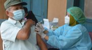 Salah satu peserta vaksinasi dosis 2 untuk pelaku wisata di Studio Alam Gamplong, Moyudan, Sleman. (Foto: Humas Pemda DIY)