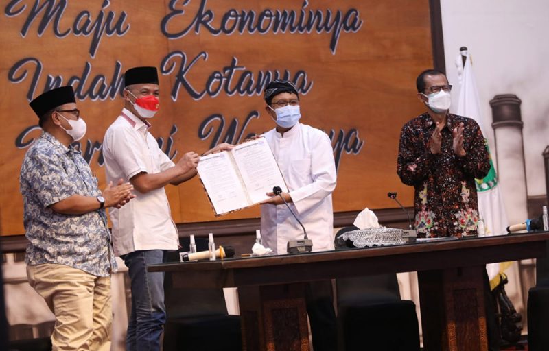 Ganjar Pranowo usai penandatanganan berita acara serah terima jabatan Ketua Umum Indonesiapersada.id dari ketua lama Saifullah Yusuf di Pasuruan Jawa Timur. (Foto: Diskominfo Jateng)