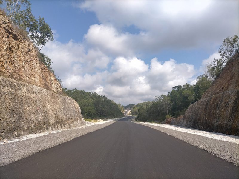 Salah satu ruas jalan baru JJLS (Jalur Jalan Lintas Selatan) yang dibangun di wilayah Girisubo Gunungkidul. (Foto: Agoes Jumianto)