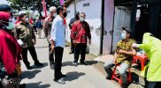 Presiden Joko Widodo dan Ganjar Pranowo begitu saat mengecek vaksinasi door to door di Desa Sentolokawat Kabupaten Cilacap. (Foto: Humas Jateng)