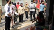 Presiden Jokowi menyapa warga Desa Segaran pada kunjungannya meninjau vaksinasi door to door. (Foto: Humas Jateng)