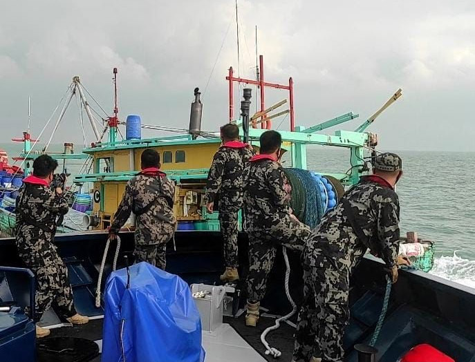 Kapal ikan illegal fishing berbendera Malaysia yang berhasil ditangkap di Selat Malaka diamankan petugas. Dalam beberapa tahun terakhir banyak kapal berbedera Malaysia yang diawaki nelayan Indonesia melakukan pencurian ikan di wilayah Indonesia. (Foto:KKP/infopublik)
