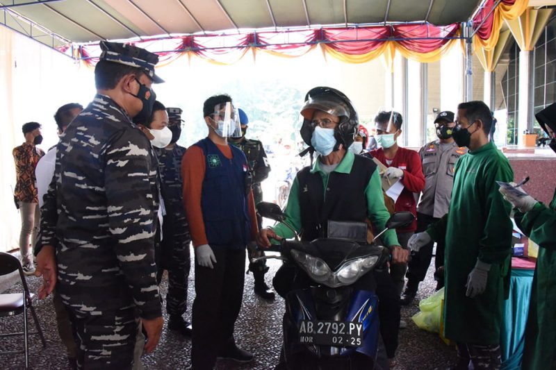 Kasal Laksamana TNI Yudo Margono saat meninjau pelaksanaan serbuan vaksinasi Drive Thru, di Gedung Sportorium UMY. (Foto:Dispenal)