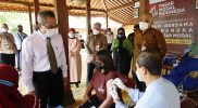 Bupati Bantul, H. Abdul Halim Muslih bersama Kepala OJK DIY, Parjiman melakukan peninjauan pelaksanaan vaksinasi Covid-19 di Kalurahan Muntuk, Kapanewon Dlingo. (Foto: Humas Bantul)