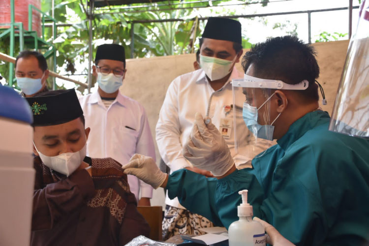 vaksinasi di pondok pesantren adalah bagian dari menyambut pelaksanaan pembelajaran tatap muka. (Foto: Humas Jateng)